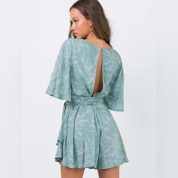 NWT Princess Polly ‘Louie’ Sage Green Floral Tie Waist Ruffle Romper- Size 8 - Picture 3 of 7